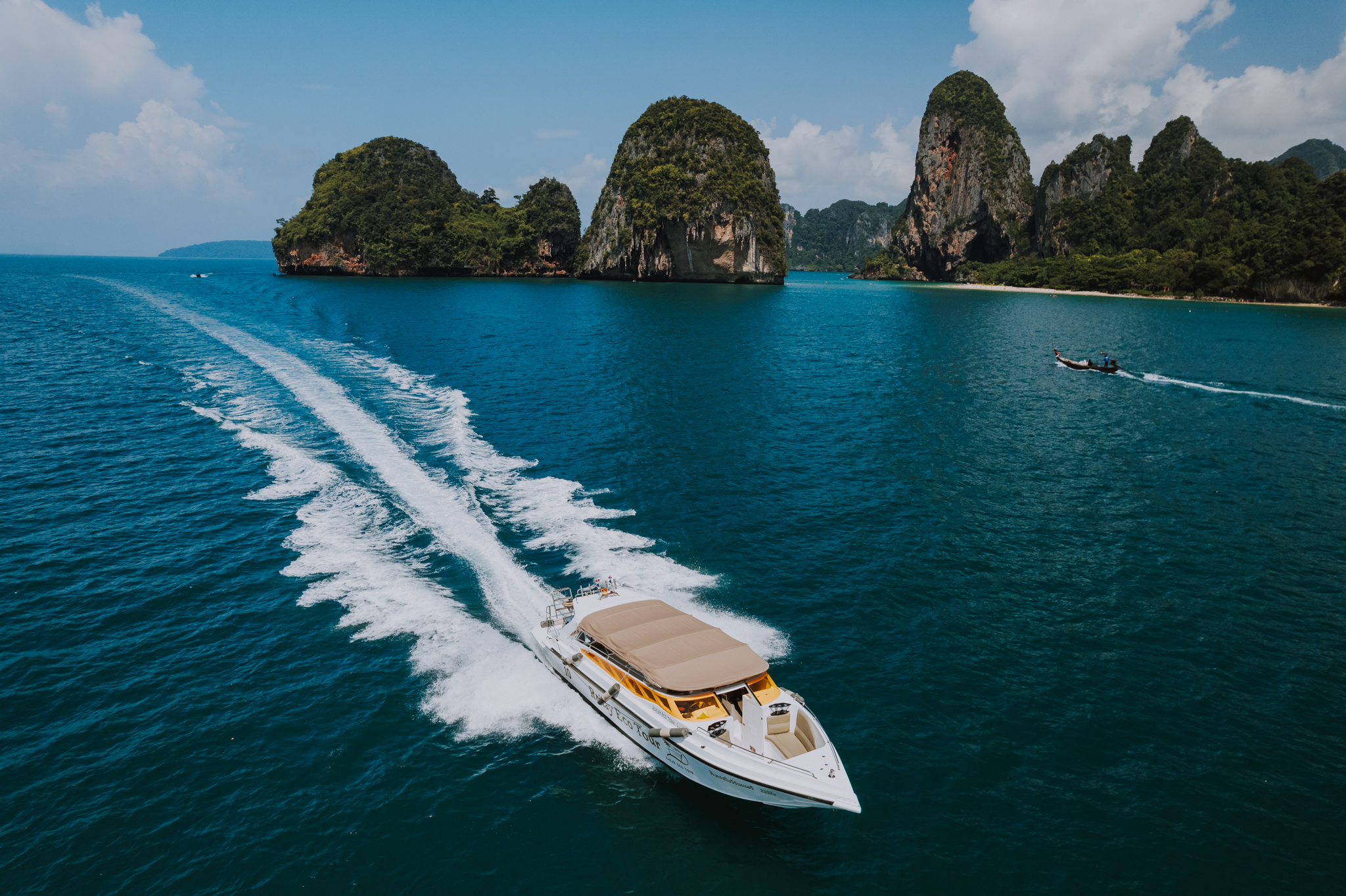 เรือสปีดโบ๊ทลักชัวรี่ 2 เครื่องยนต์ 